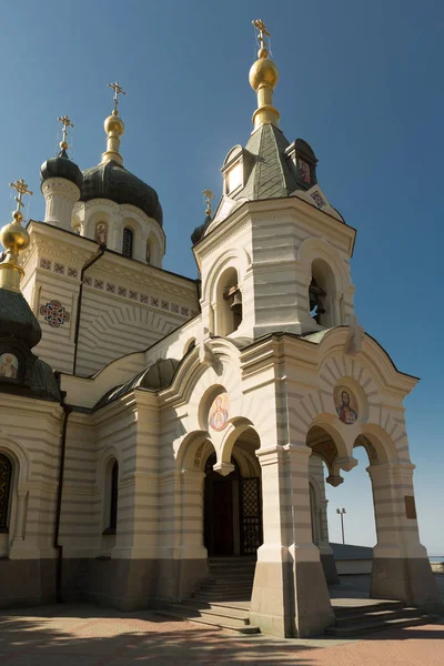 Igreja da Ressurreição Igreja Ortodoxa de Simferopol e Crimeia diocese do Patriarcado UOC-Moscou sobre a aldeia de foros, construído em 1892 sobre uma rocha íngreme penhasco-vermelho. A altura da construção — Fotografia de Stock