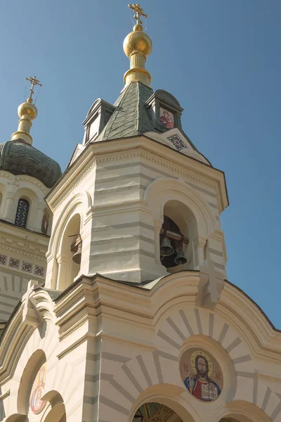 Igreja da Ressurreição Igreja Ortodoxa de Simferopol e Crimeia diocese do Patriarcado UOC-Moscou sobre a aldeia de foros, construído em 1892 sobre uma rocha íngreme penhasco-vermelho. A altura da construção — Fotografia de Stock