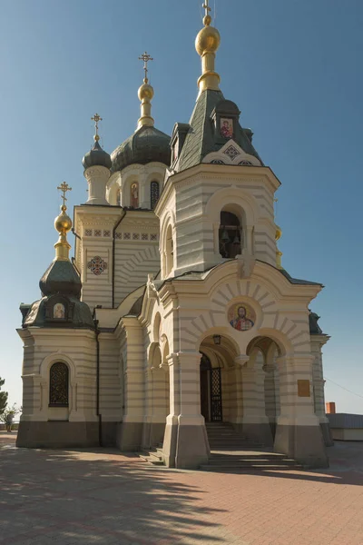 復活の教会 - 急な崖の赤い岩の上に1892年に建てられたフォロスの村の上にUoc-モスクワの家父長のシンフェロポリとクリミア教区の正教会。ビルドの高さ — ストック写真
