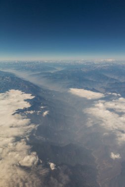 Bir uçaktan dağ manzarası