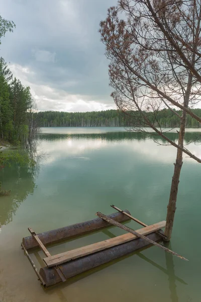 Tratwa Zielonym Jeziorze Pobliżu Brzegu Letni Widok Jezioro Błękitne Niebo — Zdjęcie stockowe