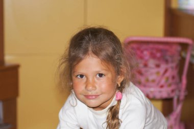 Küçük tatlı kız dışarıda rüzgarda kıvırcık saçlarıyla yeni yılı ya da Noel 'i kutluyor.