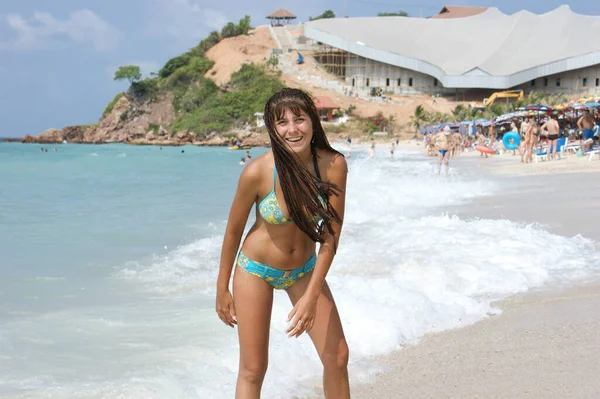 Молода Красива Дівчина Маскою Дайвінгу Тропічному Острові Щасливий Турист Відпустці — стокове фото