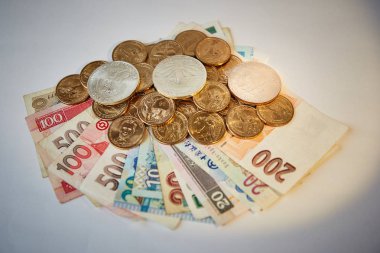 Sarı ve beyaz dolar faturaları farklı para birimleri, beyaz arka plan üzerinde metal