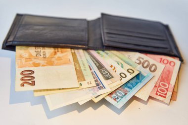 Arka plan, siyah erkek cüzdan izole çeşitli para reçeteleri ile