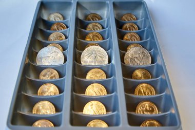 Arka plan, sarı ve beyaz izole dolar gri nakit kutuları, metal