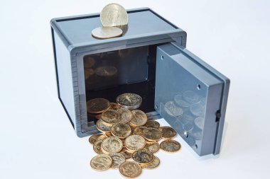 Sarı metal dolar ve faturaları farklı para birimlerinde gri güvenli, izole