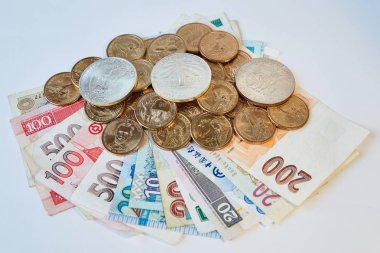 Sarı ve beyaz dolar faturaları farklı para birimleri, beyaz arka plan üzerinde metal