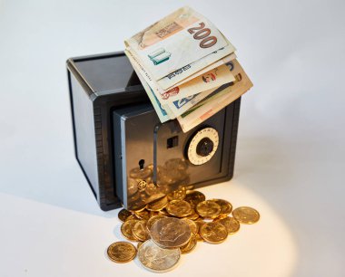 Sarı metal dolar ve faturaları farklı para birimlerinde gri güvenli, izole
