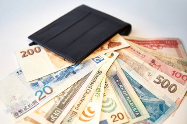 Arka plan, siyah erkek cüzdan izole çeşitli para reçeteleri ile