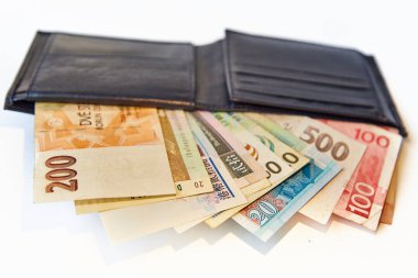 Arka plan, siyah erkek cüzdan izole çeşitli para reçeteleri ile