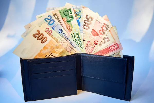 Sfondo, portafogli da uomo nero con banconote di varie valute, isolato — Foto Stock