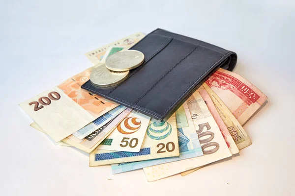 Arka plan, siyah erkek cüzdan izole çeşitli para reçeteleri ile