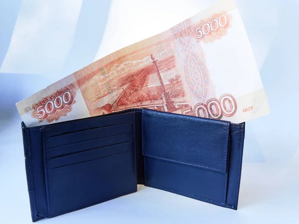 Sfondo, portafogli da uomo nero con banconote di varie valute, isolato Foto Stock