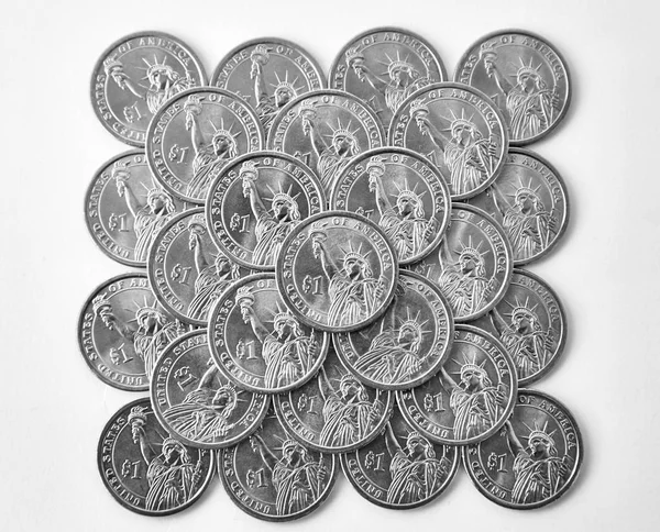 องค์ประกอบการออกแบบ ปิรามิดของเหรียญแข็งหนึ่งดอลลาร์สหรัฐ ดูจากด้านบน บนพื้นหลังสีขาว สีขาวดํา . — ภาพถ่ายสต็อก
