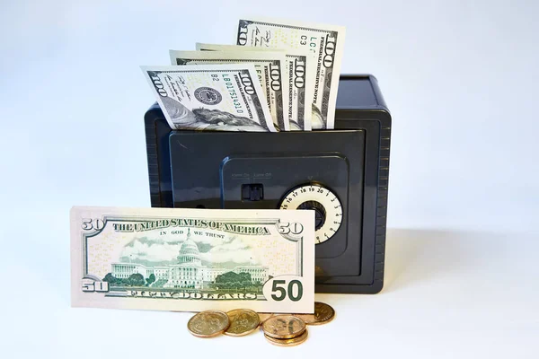 Banknot 100 bize dolar küçük gri güvenli bir dışarı yapışmasını. 100 dolar ve ön planda sarı metal dolar ürün. İzole. — Stok fotoğraf