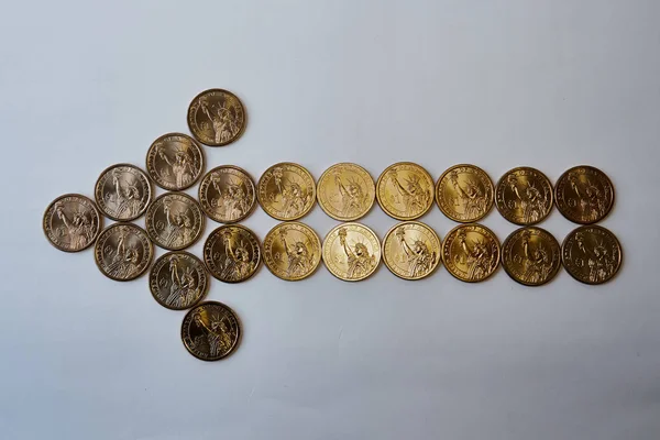디자인 요소입니다. 왼쪽에 금 노란색 화살표 한 미국 달러의 노란색 동전 늘어서 있다. — 스톡 사진