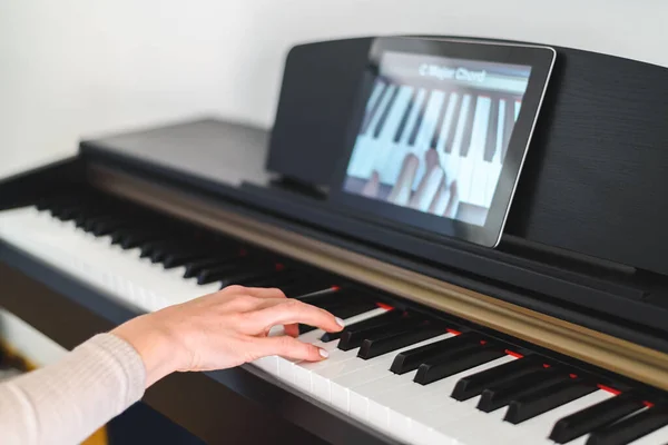 Caucasian Woman Learning Play Piano Video Lessons Concept Virtual Learning — Stock Photo, Image