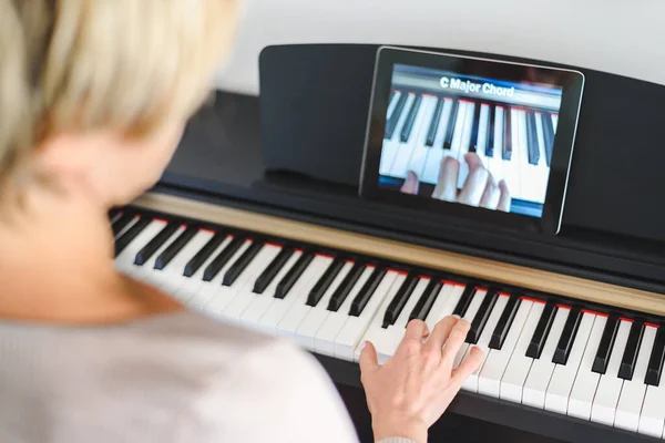 Caucasian Woman Learning Play Piano Video Lessons Concept Virtual Learning — Stock Photo, Image