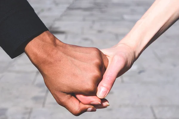 Beyaz tenli ve Afro-Amerikan kadınlarıyla el sıkışıyorum. Çok kültürlülük ve dostluk kavramı