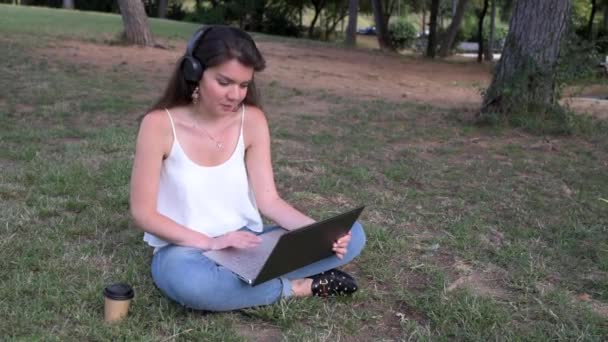 Joven Mujer Caucásica Haciendo Una Videollamada Con Portátil Sentado Hierba — Vídeo de stock