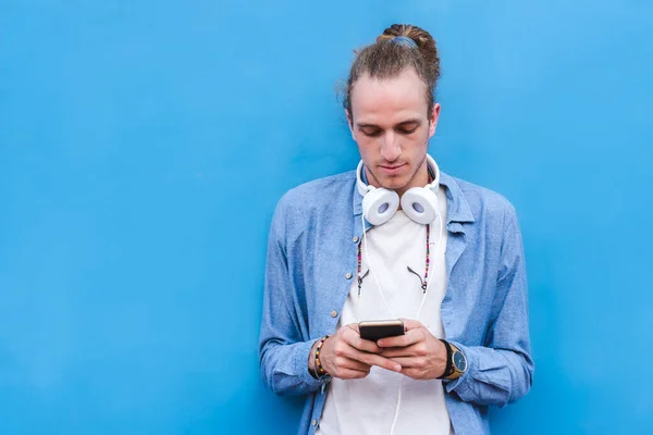 Hombre Caucásico Moda Joven Vestirse Con Camisa Azul Usando Teléfono — Foto de Stock