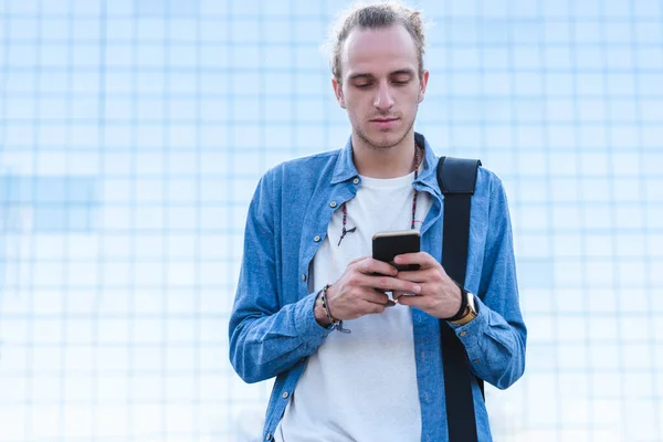 Delgado Caucásico Hombre Vestirse Casual Uso Teléfono Con Edificio Oficinas — Foto de Stock