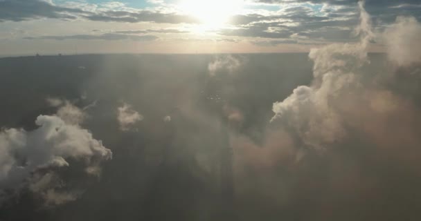 Vue aérienne. Tuyaux jetant de la fumée dans le ciel . — Video
