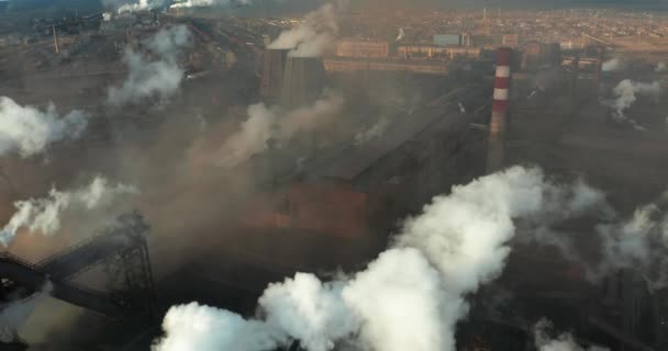 हवाई दृश्य। औद्योगिक पाइपों से वातावरण में उत्सर्जन . — स्टॉक वीडियो
