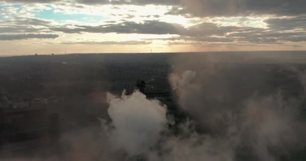 Pollution atmosphérique. nuages de fumée provenant des cheminées de la plante. Drone survolant les cheminées fumantes d'une aciérie . — Video