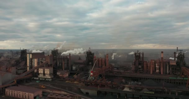Pollution atmosphérique. nuages de fumée provenant des cheminées de la plante. Drone survolant les cheminées fumantes d'une aciérie . — Video