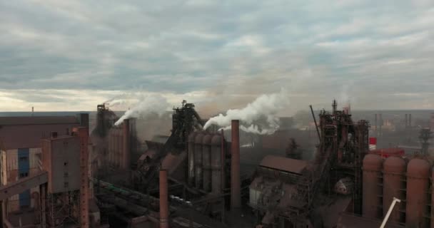 空气污染。浓烟从工厂的烟囱里冒出来。在一家钢铁厂的烟雾弥漫的上空飞行的无人机. — 图库视频影像