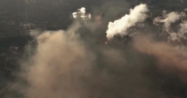 Zanieczyszczenie powietrza. chmury dymu dochodzące z komina rośliny. Dron latający nad palącymi kominami w stalowni. — Wideo stockowe