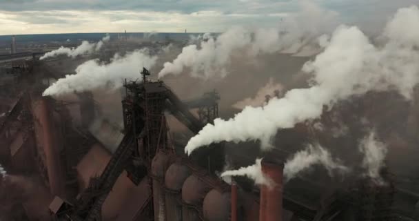空中风景。工业管道向大气的排放. — 图库视频影像