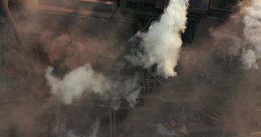 Hava görüntüsü. Endüstriyel borulardan atmosfere emisyon.