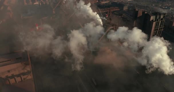 Inquinamento atmosferico. nuvole di fumo provenienti dai camini della pianta. Drone che sorvola fumando ciminiere di una fabbrica di acciaio . — Video Stock