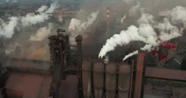 Hava görüntüsü. Borular Gökyüzüne Duman Atar.