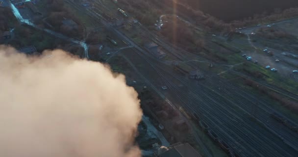 Темний дим з труб у повітрі на заході сонця. Екологічне забруднення. Великі труби промислового заводу виробляють хімічний дим . — стокове відео