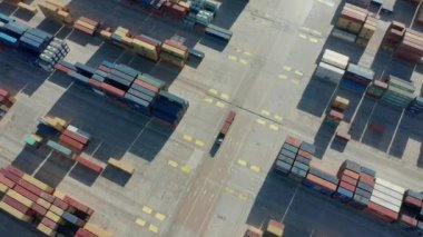 Hava görüntüsü. Lojistik iş veya taşımacılık kavramı: pek çok kargo konteynır satırı satırıyla ithalat portu üzerine.