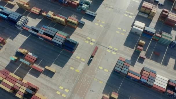 Vista aerea. Business logistico o concetto di trasporto: oltre il porto di esportazione di importazione con molte pile di file di container di carico. — Video Stock