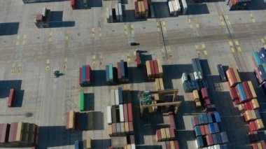 Hava görüntüsü. Lojistik iş veya taşımacılık kavramı: pek çok kargo konteynır satırı satırıyla ithalat portu üzerine.