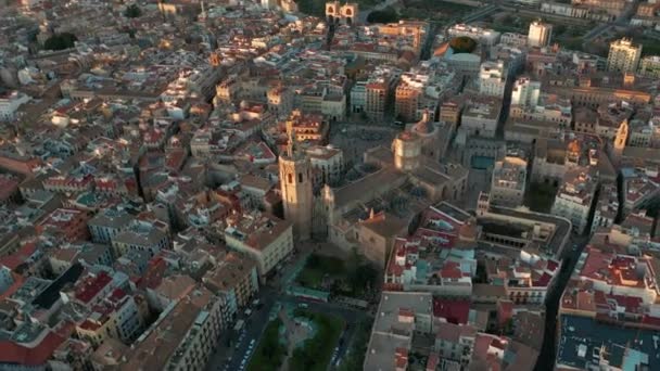 Flygfoto. Valencia, Spanien panorering runt Miguelet Bell Tower och katedralen. — Stockvideo