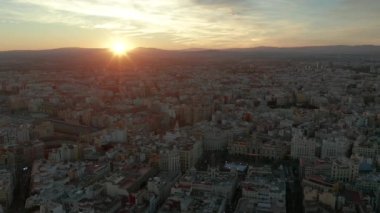 Hava görüntüsü. Epic Valencia, İspanya, Gün batımında tüm şehir.