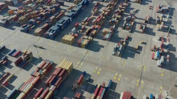 Vista aerea. Business logistico o concetto di trasporto: oltre il porto di esportazione di importazione con molte pile di file di container di carico. — Video Stock