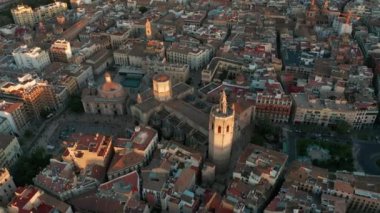 Hava görüntüsü. Valencia, İspanya Miguelet Çan Kulesi ve Katedrali 'nin etrafında dönüyor..