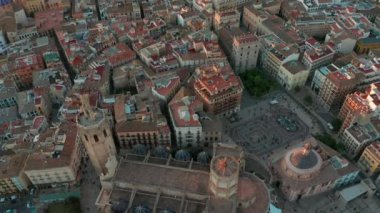 Hava görüntüsü. Valencia, İspanya Miguelet Çan Kulesi ve Katedrali 'nin etrafında dönüyor..