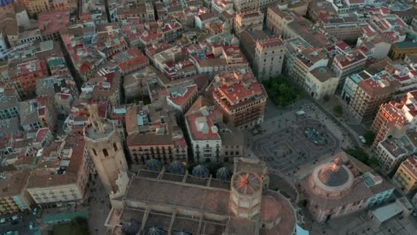 Luchtfoto 's. Valencia, Spanje hijgend rond de Miguelet Bell Tower en de kathedraal. — Stockvideo