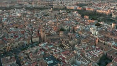 Hava görüntüsü. Valencia, İspanya Miguelet Çan Kulesi ve Katedrali 'nin etrafında dönüyor..