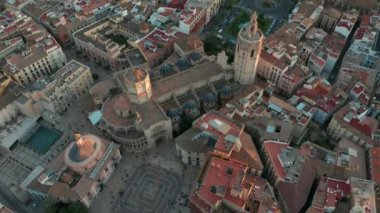 Hava görüntüsü. Valencia, İspanya Miguelet Çan Kulesi ve Katedrali 'nin etrafında dönüyor..