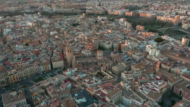 Flygfoto. Valencia, Spanien panorering runt Miguelet Bell Tower och katedralen. — Stockvideo